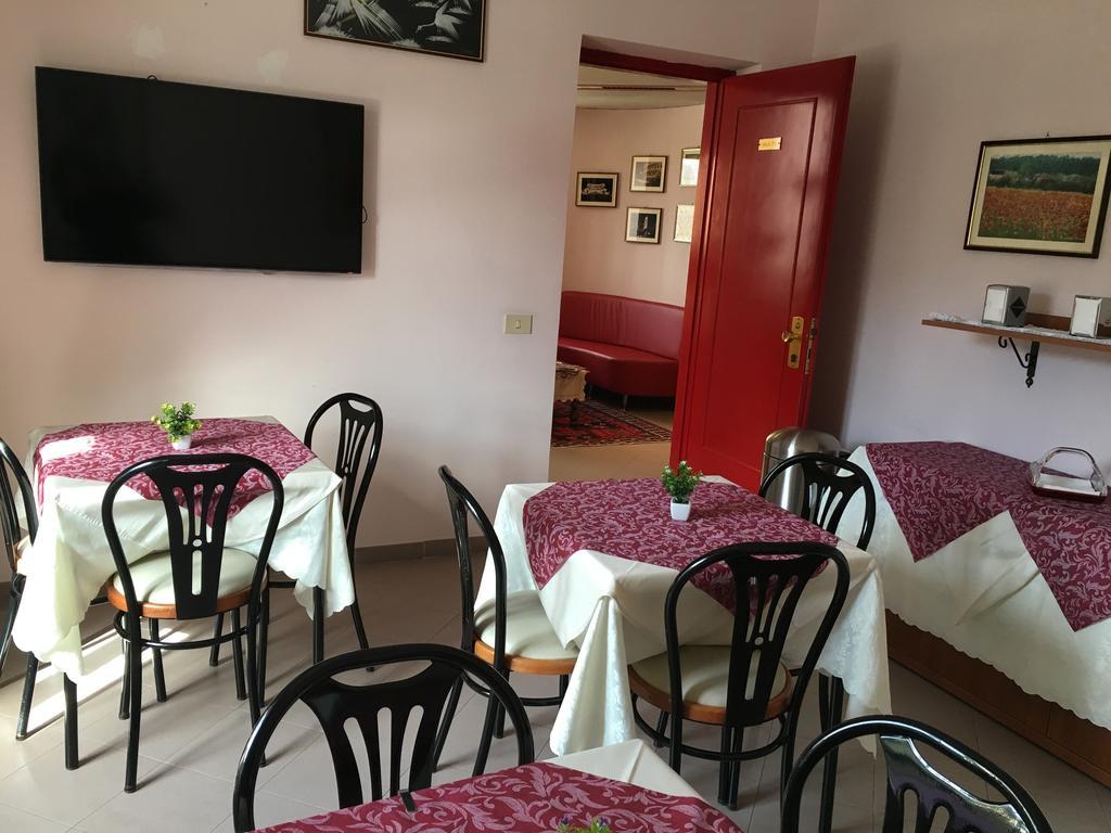 Hotel Facioni Помеція Екстер'єр фото