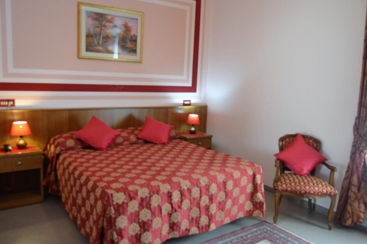 Hotel Facioni Помеція Екстер'єр фото