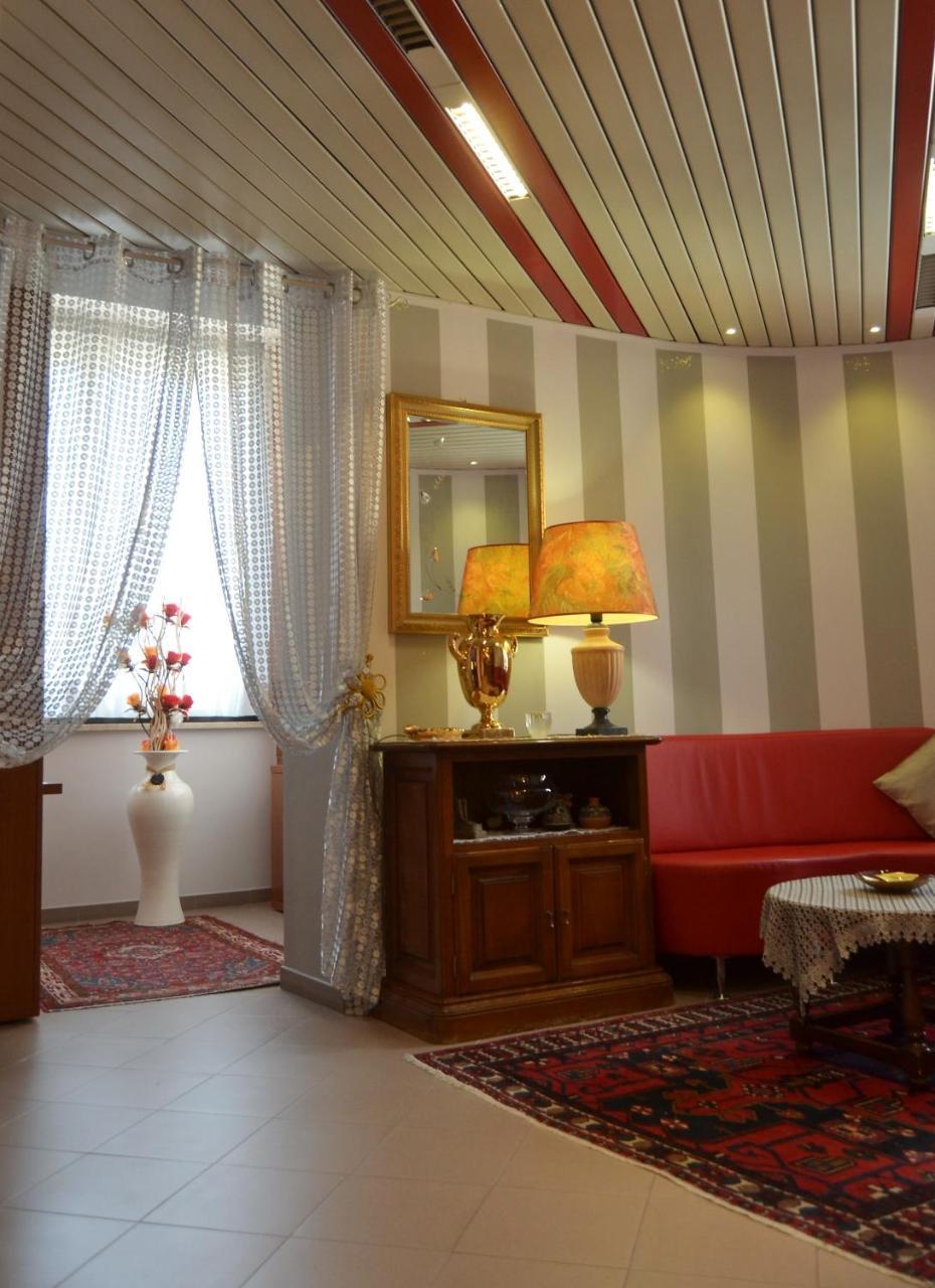 Hotel Facioni Помеція Екстер'єр фото